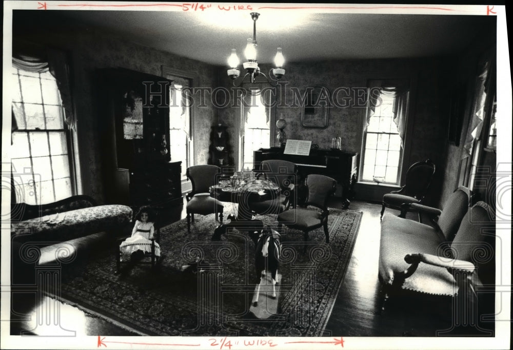 1980 Press Photo Living room at the museum located on Burton&#39;s Downtown, Ohio - Historic Images