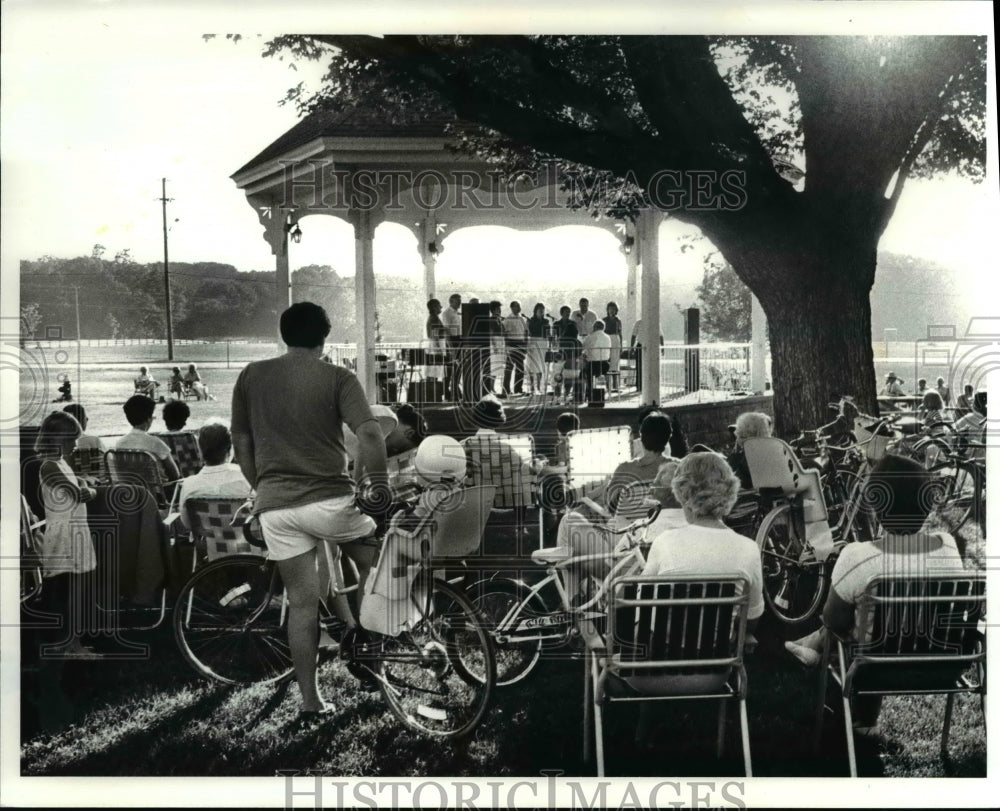 1986 Press Photo West Shore Pops group at Cahoon Park Gazebo, Bay Village Ohio - Historic Images