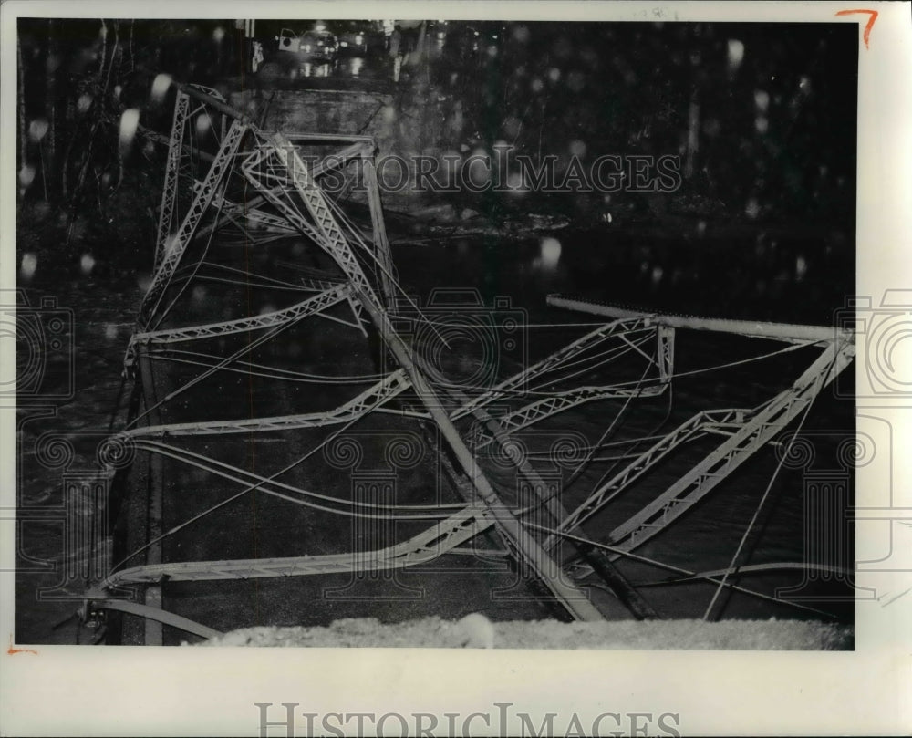 1977 Press Photo Collapsed Bentleyville, Ohio Bridge - Historic Images