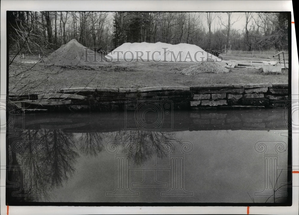 1975 Press Photo Winter supply of rock salt in Berea Ohio - Historic Images