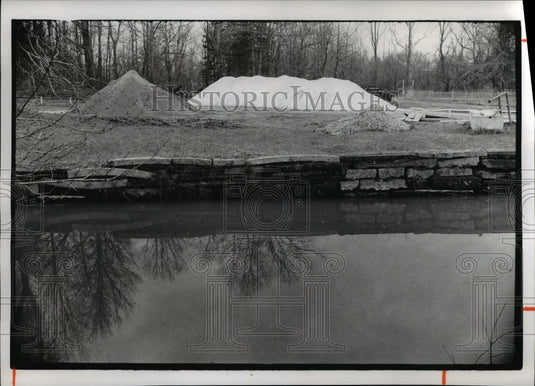 Rock Salt Rocks Ohio 1975 Press Photo Winter supply of rock salt in Berea Ohio – Historic Images