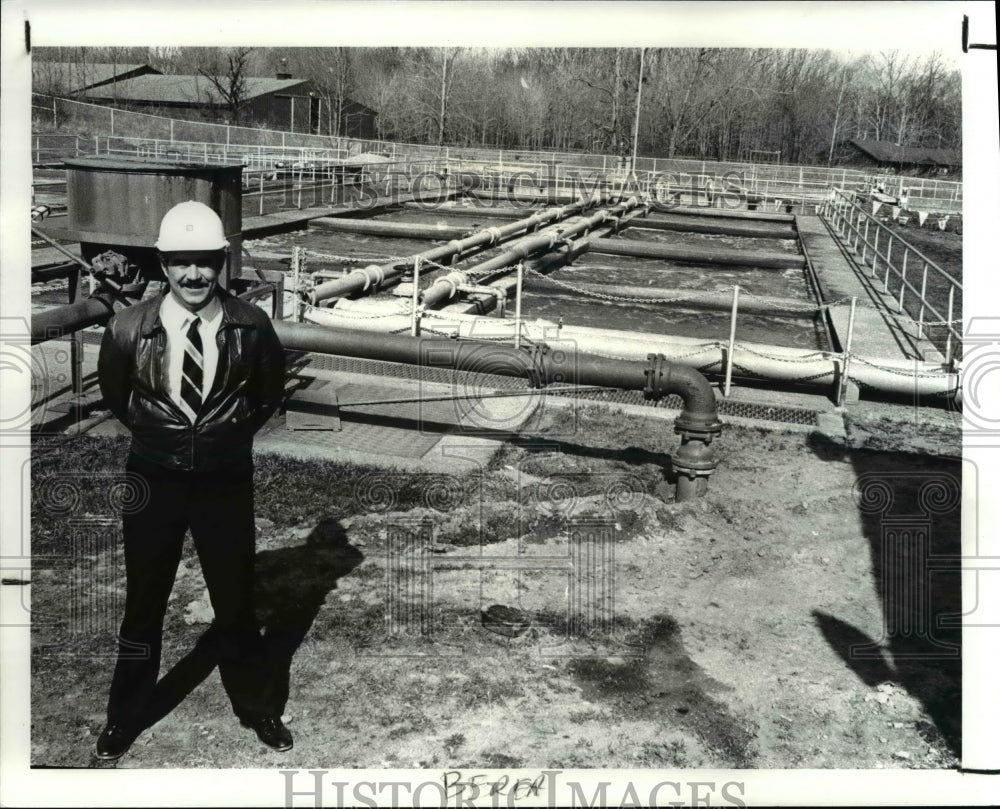 1987 Press Photo Supt. Charles Johnson at Berea Waste Water treatment Plant Ohio - Historic Images