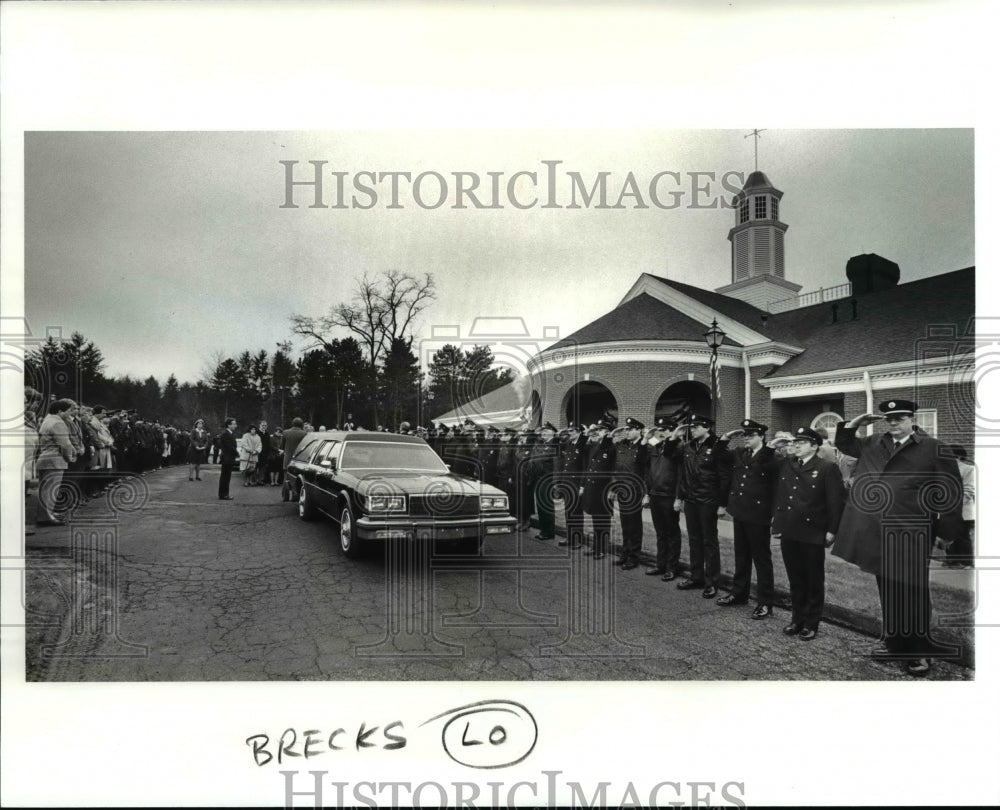 1986 Press Photo Funeral procession in front of the Ohio Breaksville City Hall - Historic Images
