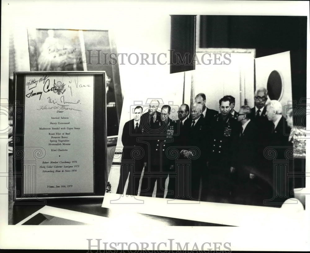 1984 Press Photo Milton Wolf of Photo&#39;s of Brezhnev Carter Summit in Vienna - Historic Images