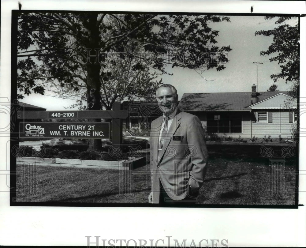 1988 Press Photo WM. T. Byrne of Century 21, a small independent broker - Historic Images