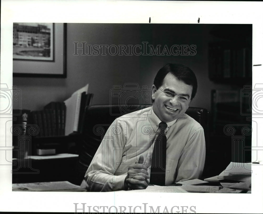 1987 Press Photo Kevin Byrne, PR Director of the Cleveland Browns - Historic Images