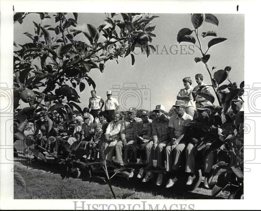 1982 Press Photo Fruit Growers Society of Ohio, tour Patterson Fruit Farm - Historic Images