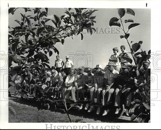 1982 Press Photo Fruit Growers Society of Ohio, tour Patterson Fruit Farm - Historic Images