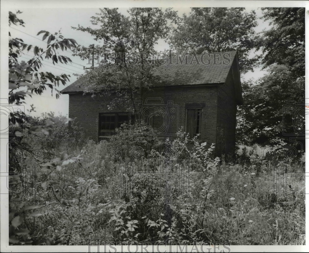 1969 Press Photo Schoolhouse in Caves and Mayfield Roads, Ohio - Historic Images