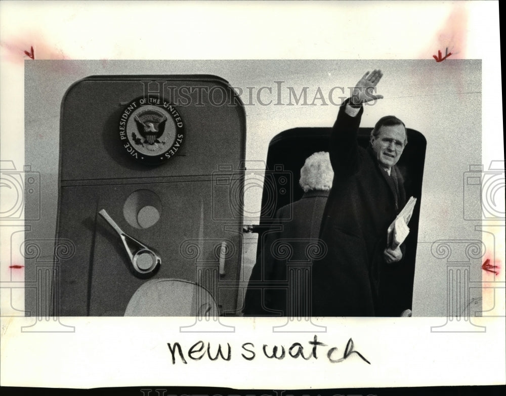 1986 Press Photo Vice President George Bush after a quick visit, Cleveland, Ohio - Historic Images