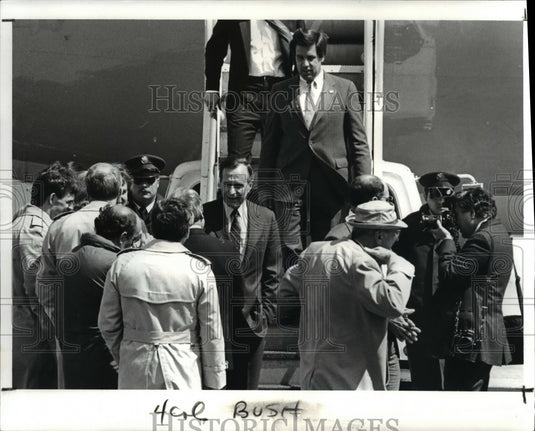 1988 Press Photo Vice Pres. George Bush arrives Cleveland, Ohio Hopkins Airport - Historic Images