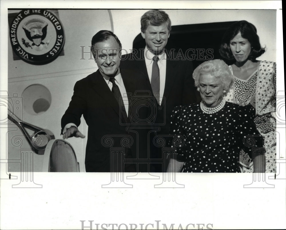 1988 Press Photo Vice President and Senator Quayle with their wives in Ohio trip - Historic Images