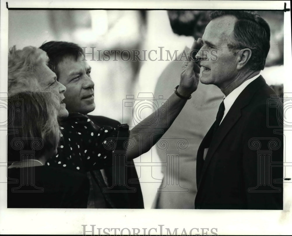 1988 Press Photo George Bush with wife Barbara at Hopkins, Ohio airport - Historic Images