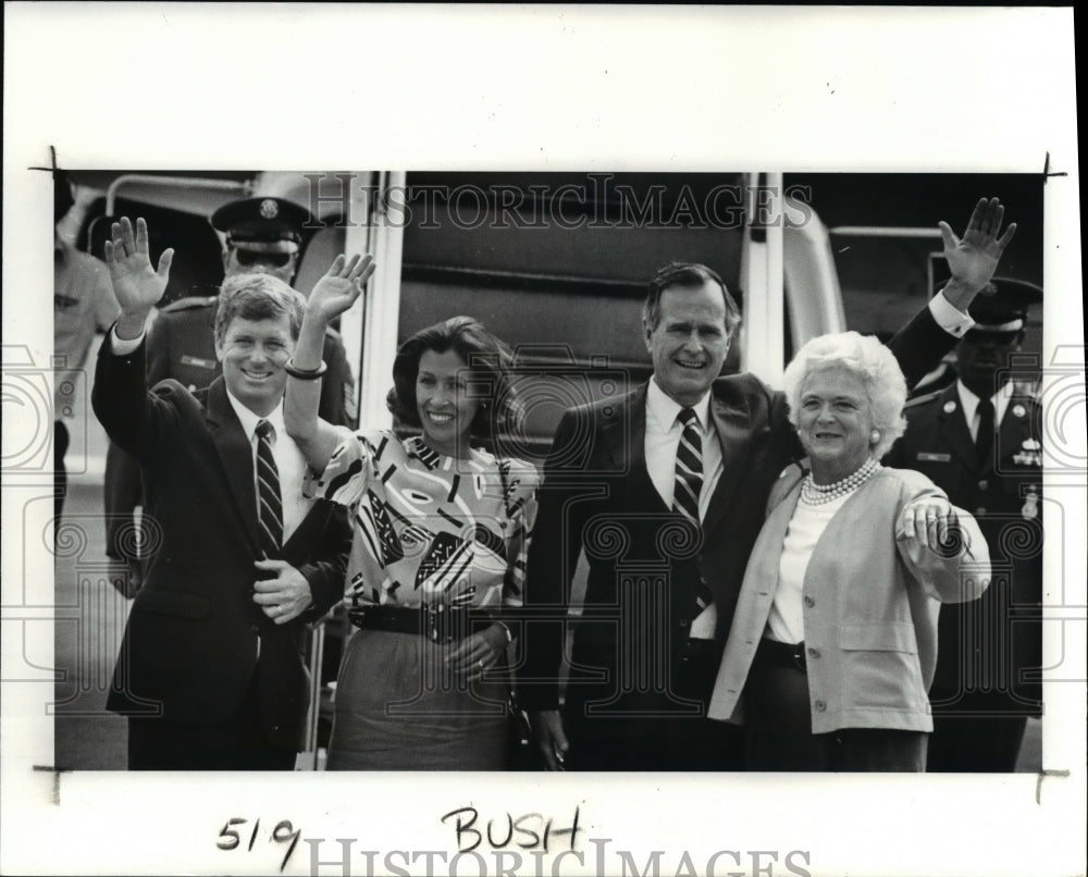 1988 Press Photo Dan Quayle and George Bush with wives in Ohio airport - Historic Images