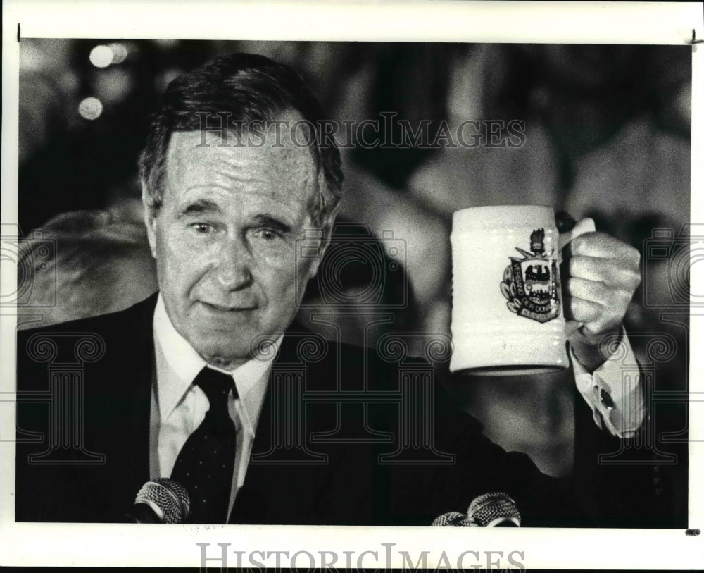 1988 Press Photo Vice Pres. George Bush in his Ohio trip - Historic Images