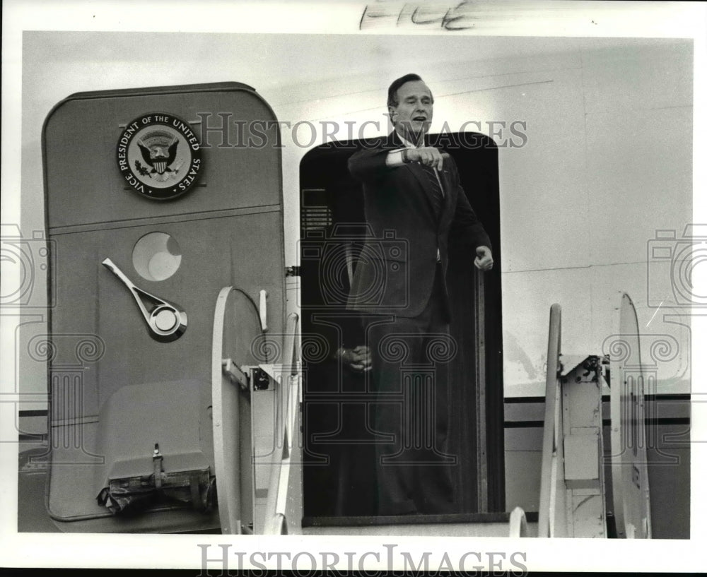 1988 Press Photo Vice Pres. George Bush at Hopkins, Ohio airport - Historic Images