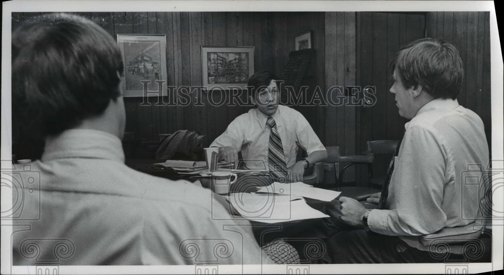 1977 Press Photo Dennis Kucinich of Ohio meets the press - Historic Images