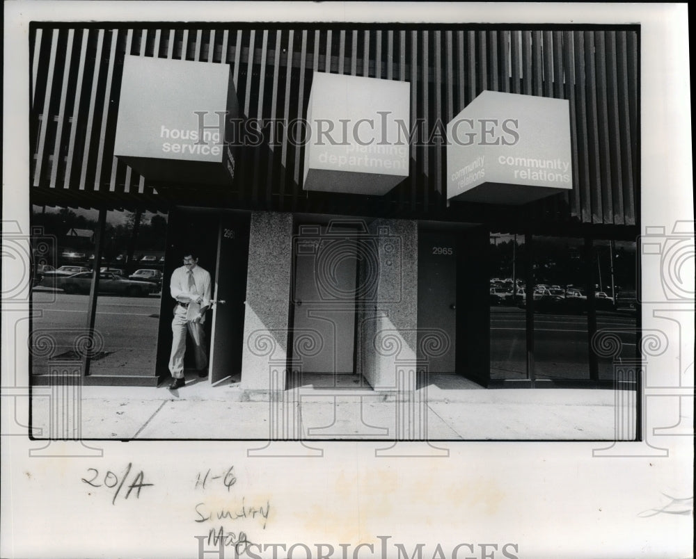 1977 Press Photo Mark Levin in Cleveland Housing Service offices, Ohio - Historic Images