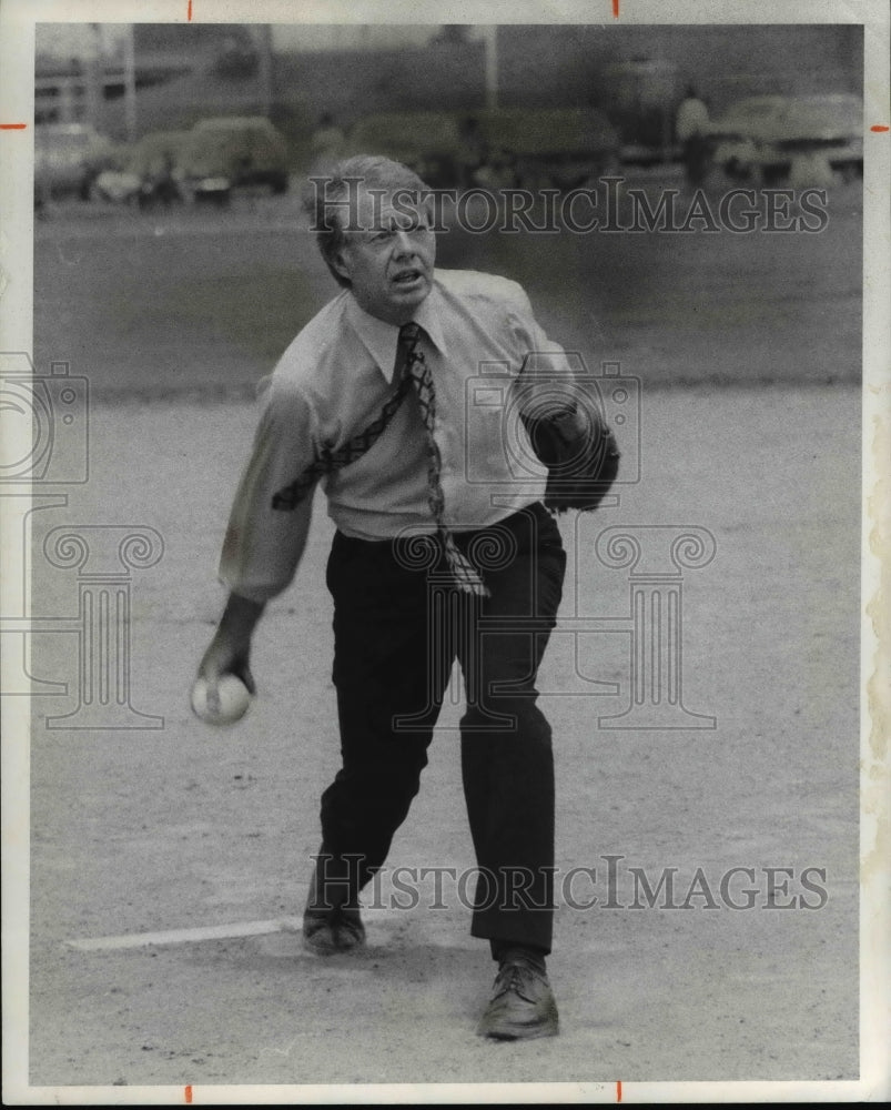 1976 Press Photo Jimmy Carter, pitches baseball in Brookpark - Historic Images