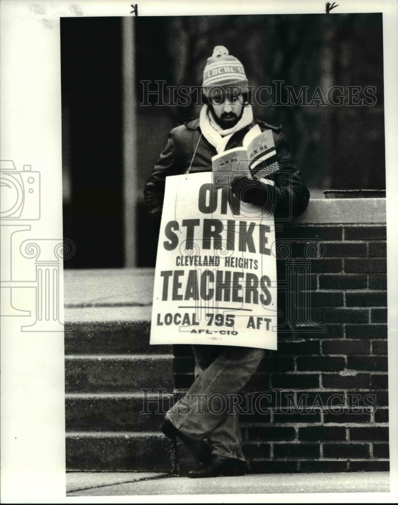 1983 Press Photo Ohio - Cleveland Heights School Teacher on Picket Line - Historic Images