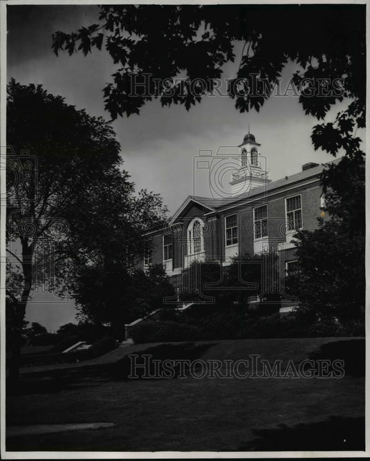 1946 Press Photo Ohio Cuyahoga Heights Town Hall - Historic Images