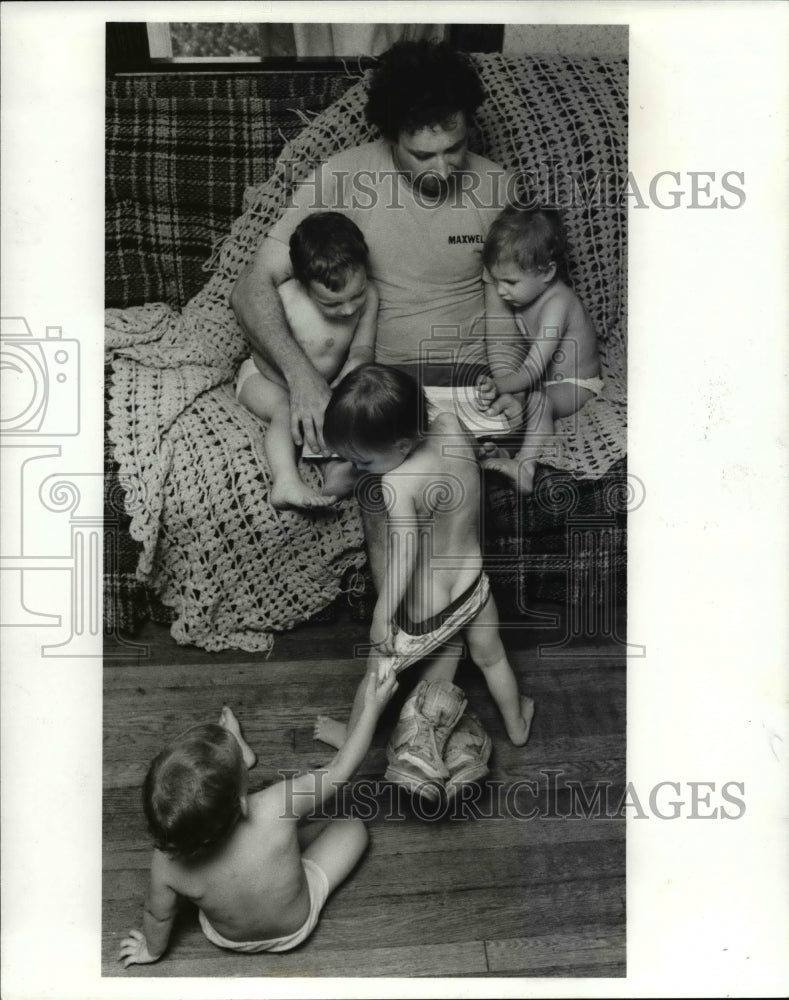 1989 Press Photo Single Parent - Rudy Szabo - Historic Images