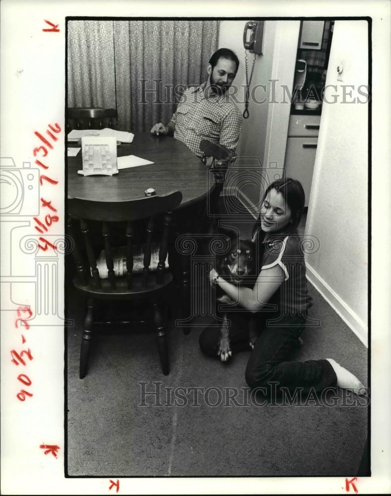 1980 Press Photo Parents - Jim Allison, Daughter Debbie &amp; Family Dog, Arthur - Historic Images