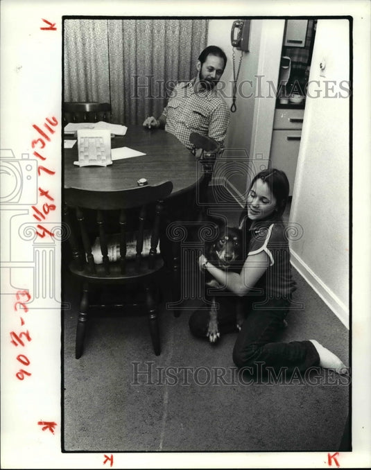 1980 Press Photo Parents - Jim Allison, Daughter Debbie & Family Dog, Arthur - Historic Images