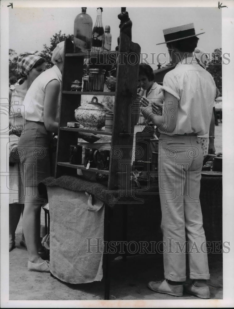 1963 Press Photo Flea Market in Burton Ohio