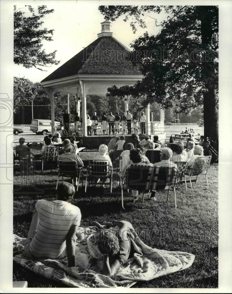 1986 Press Photo West Peps group at Cahoon Park Gazebo Ohio Bay Village - Historic Images