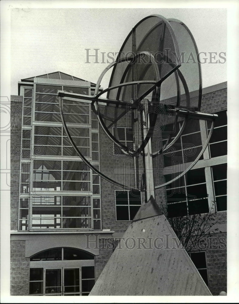 1986 Press Photo Wind Sculpture by Susumu Shingu at Signature Square Ohio B. - Historic Images