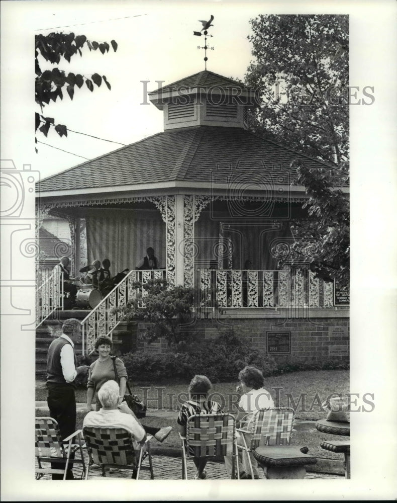 1986 Press Photo Ohio Bedford, B J&#39;s and old fashioned banjo group at Gazebo - Historic Images