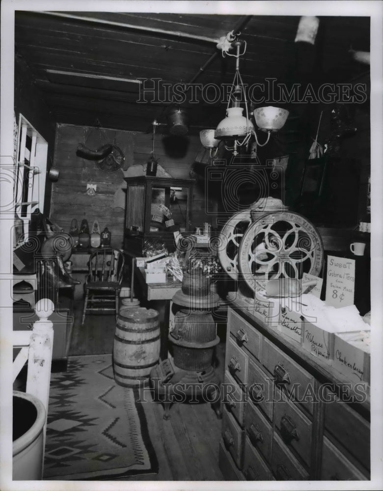 1961 Press Photo General Store Atmosphere, Ohio Brecksville Red Buck Store - Historic Images