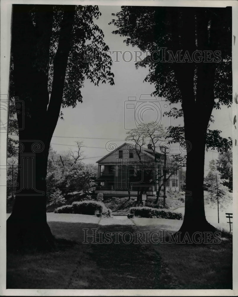 1947 Press Photo Old Stage Coach Inn at Brecksville, Ohio by Col. J. Breck - Historic Images