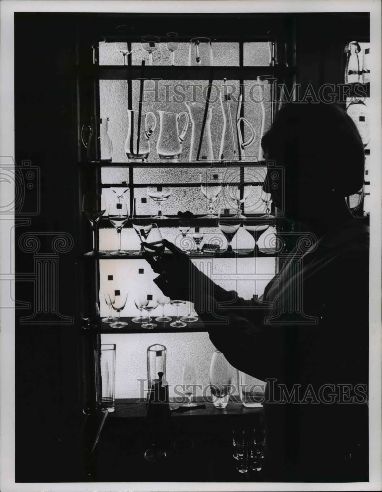 1968 Press Photo Glassware at Helen Winnemore Gift Shop, German Village, Ohio - Historic Images