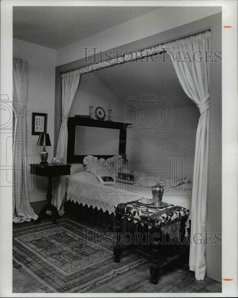 1976 Press Photo Ohio Chagrin Falls, Master Bedroom Sleeping - Historic Images