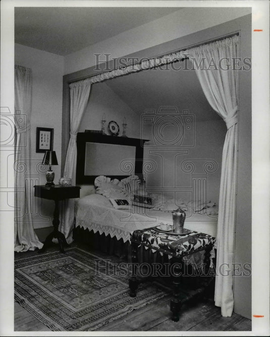 1976 Press Photo Ohio Chagrin Falls, Master Bedroom Sleeping - Historic Images