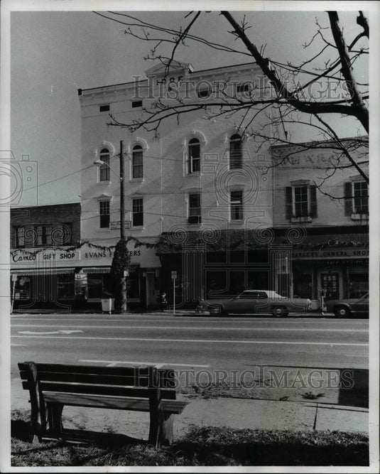 1975 Press Photo Ohio Chagrin Falls Main Street, Independent Order of Odd Fellow - Historic Images