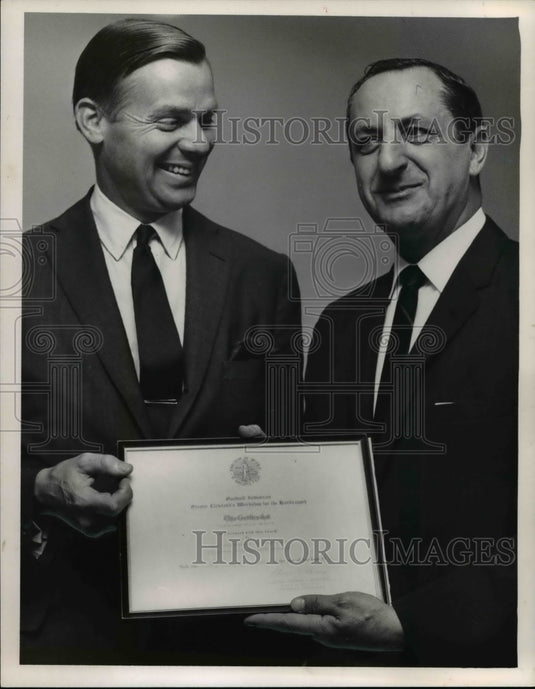 1965 Press Photo Thomas Vail and Judy Parino for a distinguished service award - Historic Images