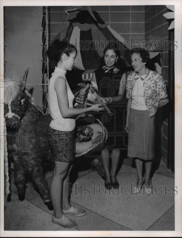 1967 Press Photo hristine Podoba, Mrs. Vail and Mrs. Belden at a children&#39;s fair - Historic Images