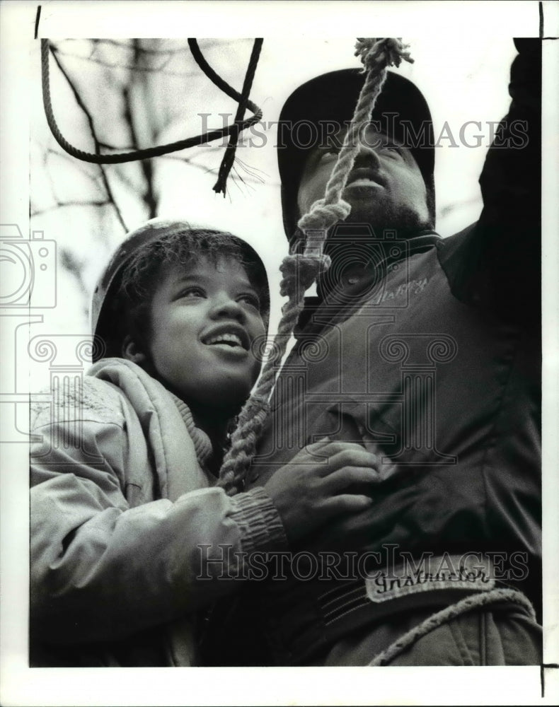 1989 Press Photo Anita Thomas with George Ashley ride the Zip line - Historic Images