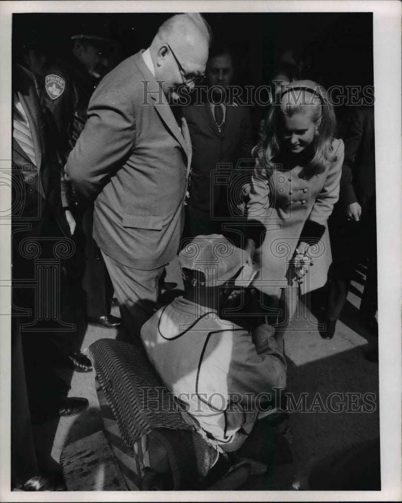 1970 Press Photo Tricia Nixon Campaigning for Frank Bow in Canton, Ohio - Historic Images