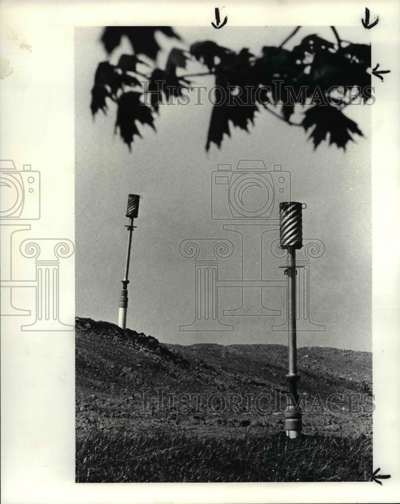 1985 Press Photo Landfill releasing gas into yards in Ohio Chester Twp. - Historic Images