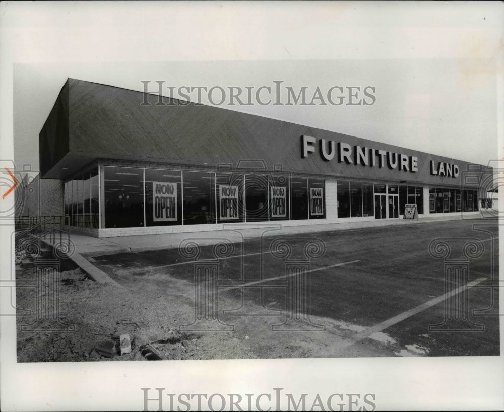 1975 Press Photo Ohio Highland Heights - Furniture Land Store 765 Apha Drive - Historic Images