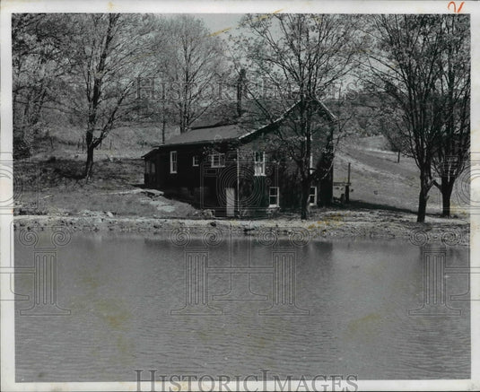 1971 Press Photo Anthony Celebrezzer vacation home, Holmes Co in Ohio - Historic Images