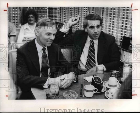 1978 Press Photo Tom Vail and Tom Snyder at a coffee break - Historic Images