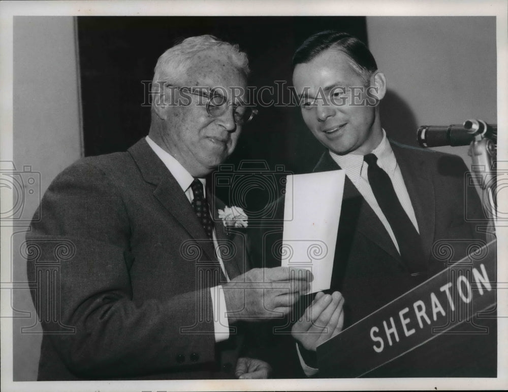 1966 Press Photo Retirement Party - Phil Parks rec&#39;s check from Tom Vail - Historic Images