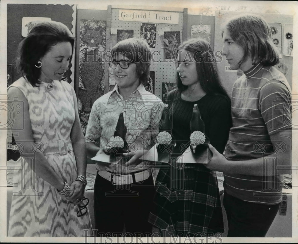 1973 Press Photo L - R; Iris Vail, Charles Hakaim, Kath Flack and John Gardis - Historic Images