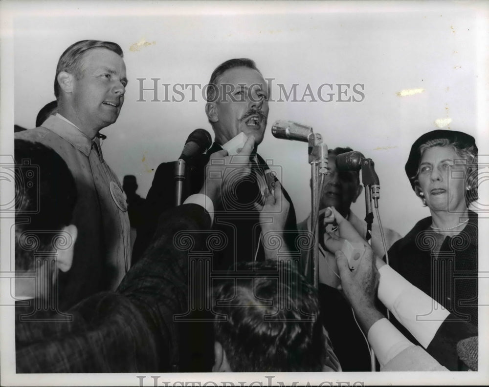 1965 Press Photo L-R Tom Vail and Robert Manry, address the crowd at the airport - Historic Images