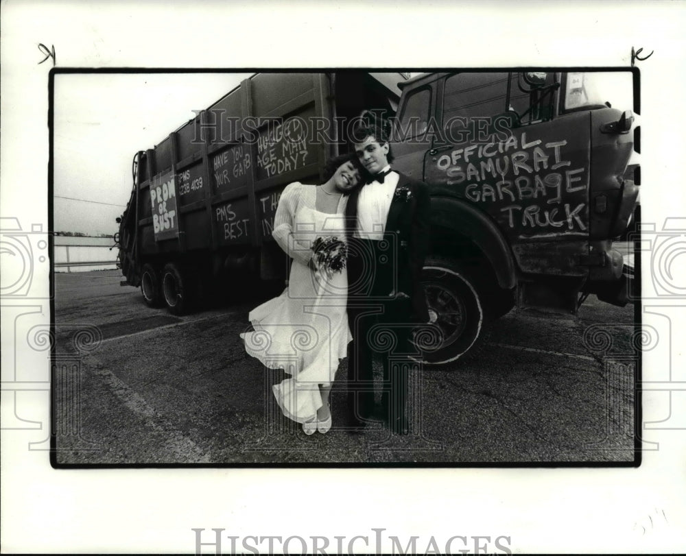 1984 Press Photo Teanagers Prom - Michelle Lutke and her date Leo Ciccotosto - Historic Images